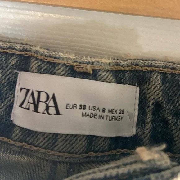 Zara Mid Rise Loose Jeans - Picture 3 of 3
